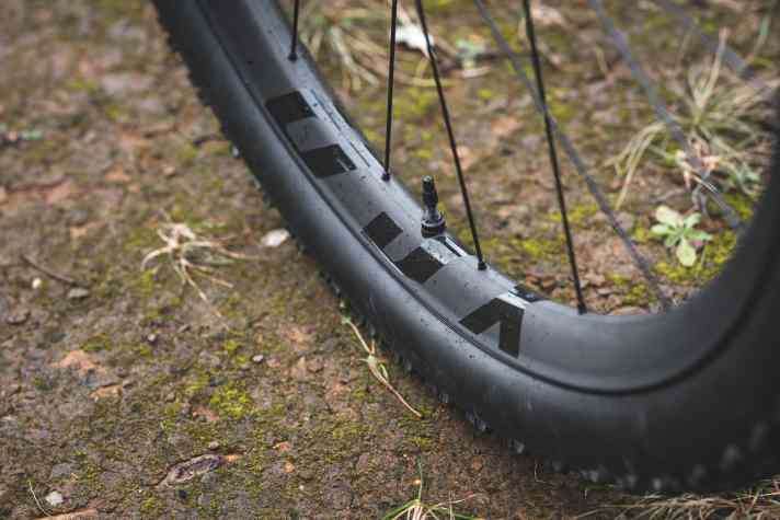 At just 1350 grams, the in-house Giant wheelset gives wings to the Sprint. Even the spokes are made of lightweight carbon fibre for the dream weight. Nevertheless, there is a high weight allowance.