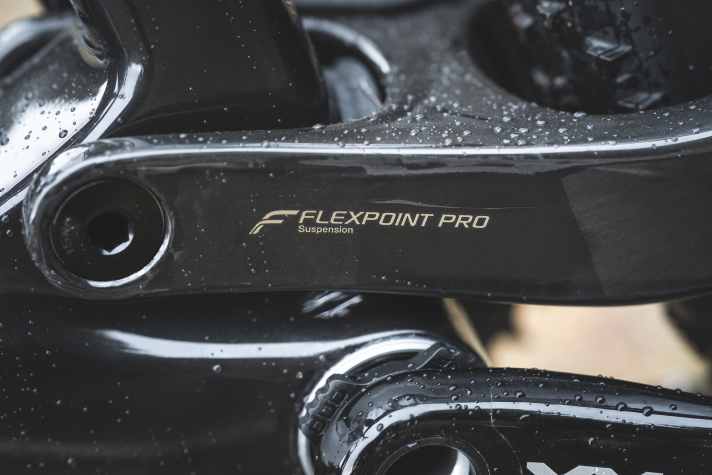 Giant designs the flexing carbon material of the rear triangle with a low initial gear ratio. We were able to confirm the promised direct response behaviour in the test.