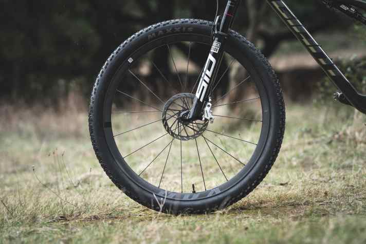 The Giant Anthem Advaned SL is light-footed in the truest sense of the word. Dream values for wheel weight also pay off in the practical test.