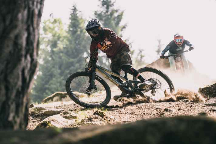 Das Tues managed Highspeed wie ein Profi, BIKE-Redakteur Max Fuchs obendrauf und genießt die wilde Fahrt wie auf der Couch.