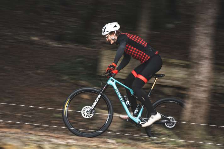 Aller Anfang ist schwer: Mountainbiker dürfen sich nicht von den hohen Umfängen des Grundlagentrainings abschrecken lassen, wenn sie zum Saisonhöhepunkt fit sein wollen.