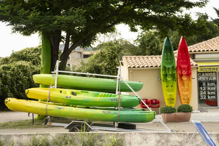 Bitte umsteigen! Eine Fahrt mit dem Kajak auf der Ardèche ist ein besonderes Erlebnis. Bootsverleih und Tourenangebote gibt es entlang der Strecke viele.