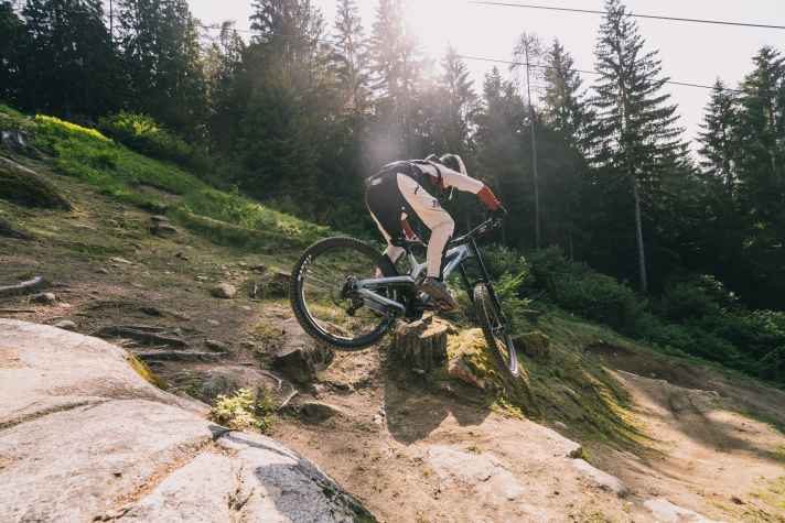 Laurin "sends" the canyon transmitter over the big boulder on the World Cup track "Black Snake".