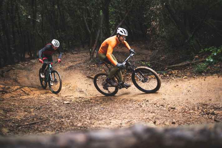 Im Uphill-Sprint fährt das Giant Anthem Advanced SL dem Yeti ASR davon. Schuld sind vor allem die leichteren Laufräder.