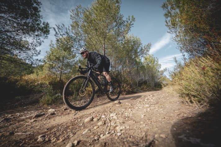 There may be many more stones in the way: The Dusty is underchallenged on classic field and forest paths. Or you can really step on the gas.