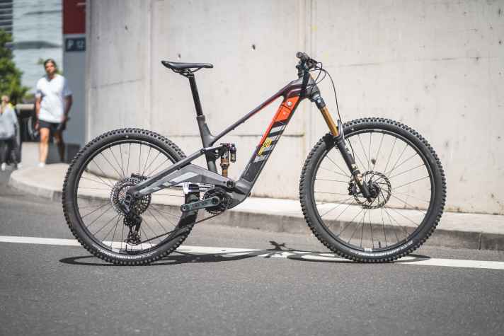 At first glance, the DJI bike Rotwild R.EX DJI is almost indistinguishable from its Shimano brother. The new Rotwild design is striking.