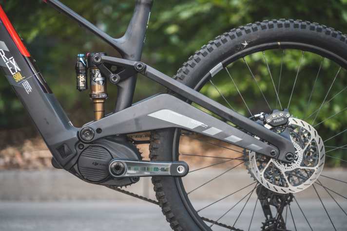 The striking design of the new Rotwild e-MTBs with the voluminous rear swing arm is called Rotwild Elevated Box Design. A mid-high pivot concept.