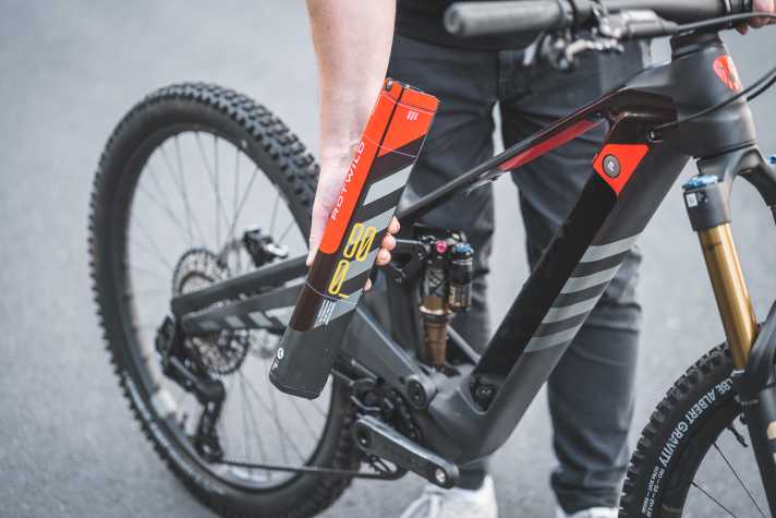 Easy and quick to remove: the Rotwild battery with 864 watt hours.