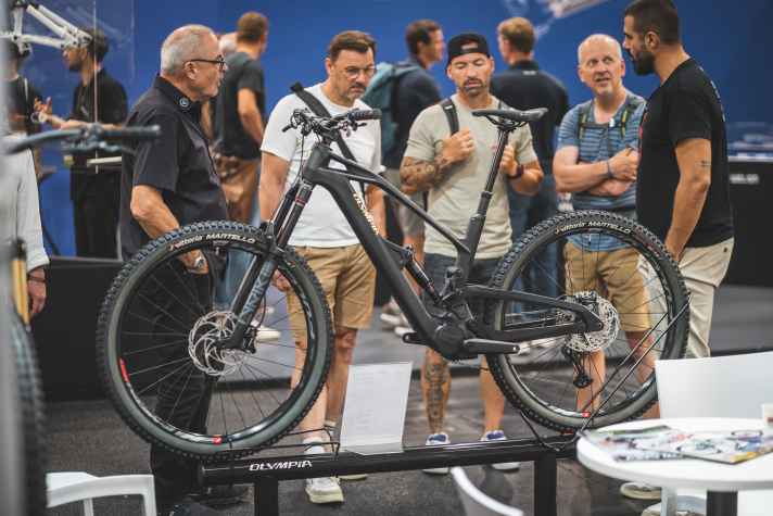 Die Rahmenform erinnert stark an die anderen E-MTBs von Olympia. Doch das DJI-Modell ist deutlich schlanker.