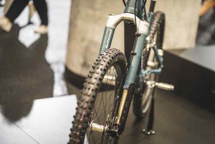 Thanks to the 38 mm dip tubes, the Intend Flash 38 is said to be ready for all outrageous deeds.