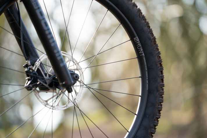 Ein zentrales Merkmal der Enduro V3 Laufräder sind die unterschiedlich gestalteten Felgenprofile für Vorder- und Hinterrad.