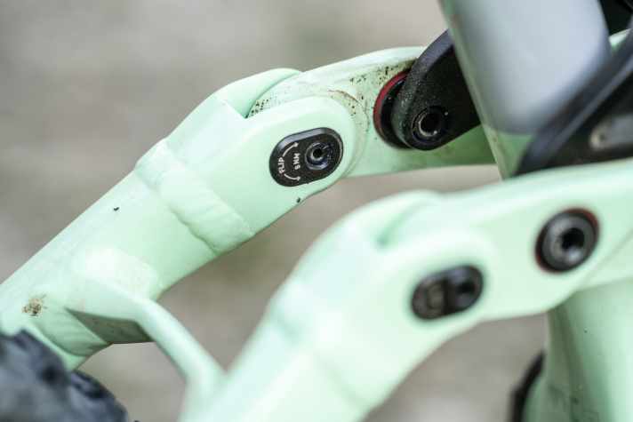 The chainstays can be adjusted long or short (-7 mm) using flip chips in the rear triangle. The steering angle can be adjusted by one degree using swivelling bearing shells.