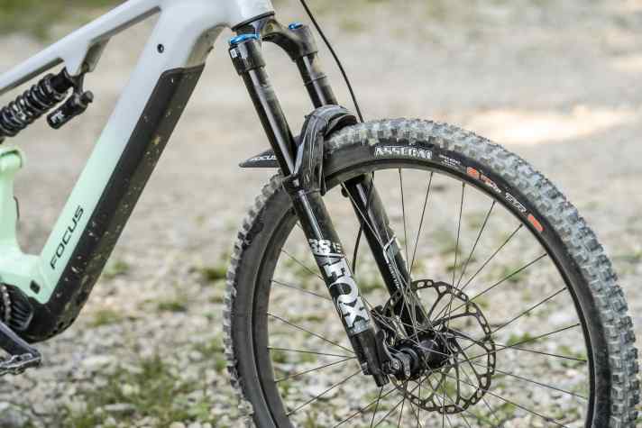 Although the Fox 38 only comes from the affordable Rhythm line, it still performs at a high level.