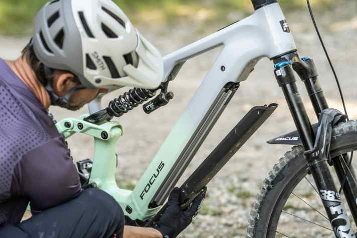 The Powertube 600 can be quickly and easily folded out of the down tube. The battery is secured with a lock.