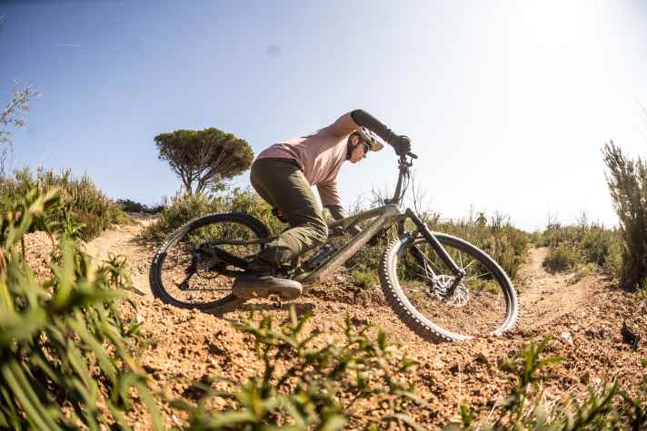 Our test and photo location is located above Alassio. The bay, 40 kilometres southwest of Finale Ligure, is still relatively unknown among bikers, but makes a nice change from the overcrowded Finale trails.