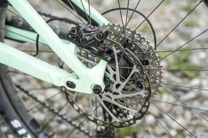 The Deore stoppers with a 220 disc also work perfectly at the rear. Although the disc wore quickly, it delivered consistently good performance.