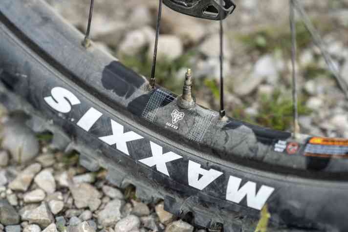 The valve solenoid for the Bosch system is hidden in the WTB rim of the Focus Sam².