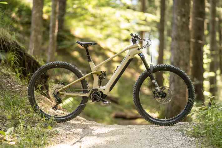 Das Conway Xyron LT 9.0 kommt mit einem hochwertigen Vollcarbonrahmen - das macht sich beim Gewicht positiv bemerkbar.