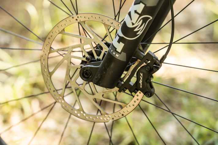 Die Slate-Bremse hat nicht die Power einer DHR Evo, dem Topmodell von TRP. Die dicken Bremsscheiben, vorne mit 220 mm, liefern aber eine zuverlässige Performance und top Standfestigkeit.