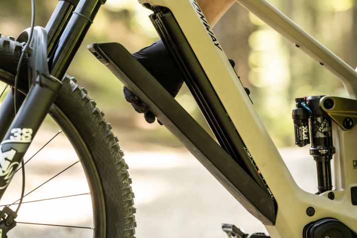 Klappe auf, Schlüssel ins Schloss und draußen ist der Akku. 800 Wattstunden stecken im Conway Xyron LT 9.0.