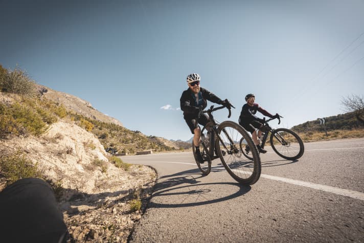 Macht auch auf der Straße Spaß - vor allem bergab fährt man sehr souverän auf dem E-Gravelbike von Mondraker.