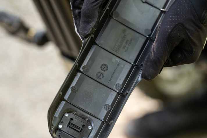 Kritik aus unseren früheren Tests hat sich Conway offenbar zu Herzen genommen. Denn das Akku-Cover ist jetzt an den Rändern großzügig gummiert und schmiegt sich dadurch satt ans Unterrohr an.