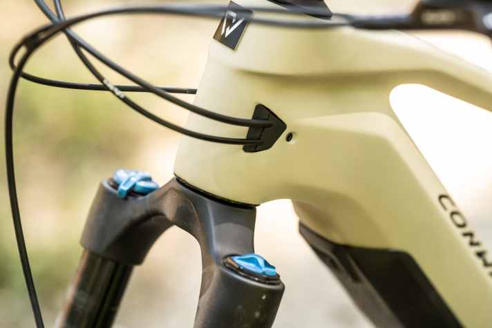 Als einziges Bike in unserem Vergleichstest kommt das Xyron mit klassischen Zugeingängen, statt Kabelintegration im Steuersatz. Ein Vorteil bei Schraubereinsätzen.