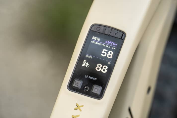 Das Bosch Kiox 400C ist knackscharf, gut ablesbar und bietet viele Informationen. Auch ein USB-C-Port ist an Bord.