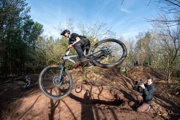 Good to know: In Aufpralltests haben die neuen Laufräder 20 Joule mehr Energie bis zum Auftreten erster Schäden absorbiert als das Vorgängermodell Enduro Wide V2.