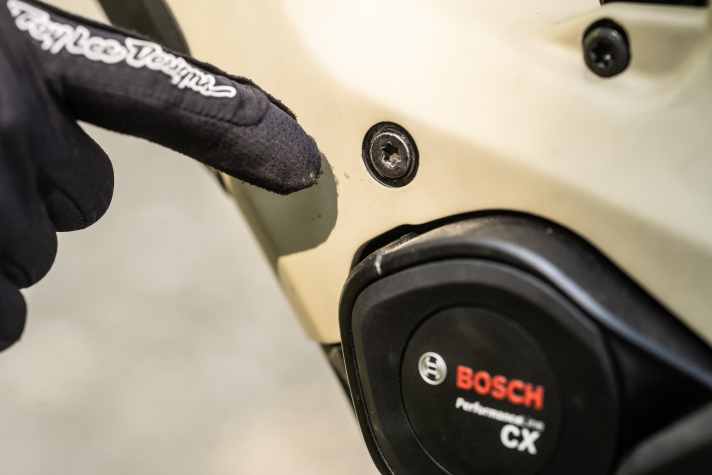 Zwei von vier Bosch-Bikes in unserem aktuellen E-Enduro-Test zeigten das Problem – darunter auch das Conway Xyron LT 9.0 mit deutlich mehr Buchsenspiel als die anderen Kandidaten.