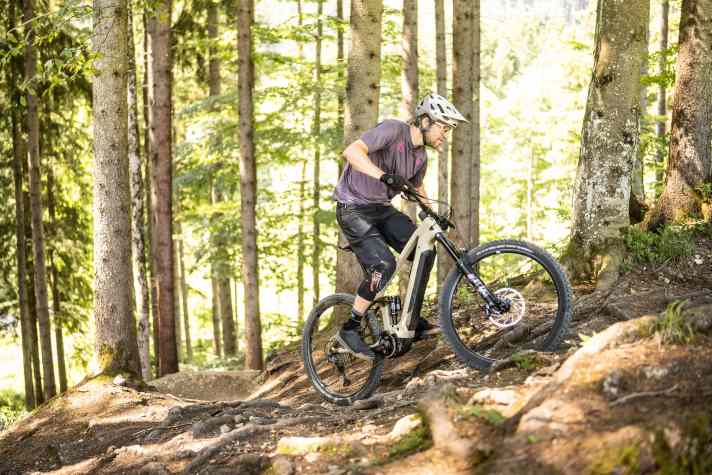 Mit dem spritzigen Schub des Bosch CX und traktionsstarken Reifen wird das Conway Xyron zum starken Kletterer. Doch das Bike will aktiv dirigiert werden.