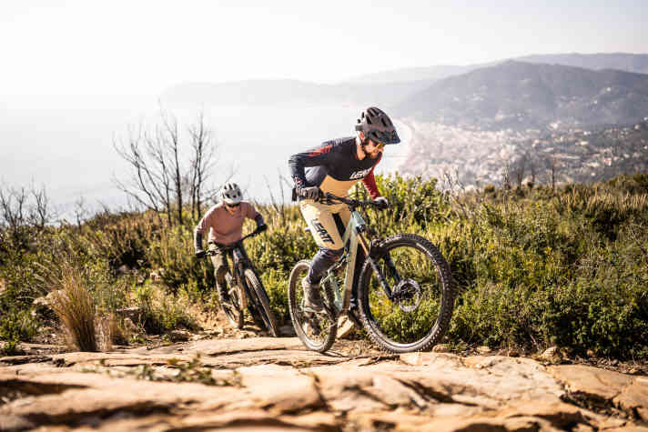 Der Schein trügt: Trotz seines geringen Gewichts kann sich das Arc8 in der Uphill-Wertung nicht gegen das Merida (links im Bild) durchsetzen.