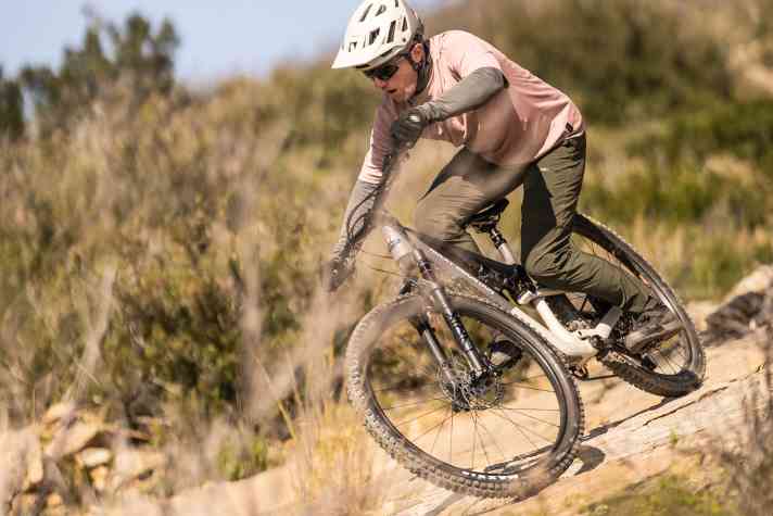 BIKE-Tester Mario Presi zirkelt das Rocky Mountain Instinct C50 über eine Felsabfahrt oberhalb von Alassio an der Ligurischen Küste. Die Bucht, 40 Kilometer südwestlich von Finale Ligure, ist unter Bikern noch relativ unbekannt, aber eine schöne Abwechslung zu den überlaufenen Finale-Trails.