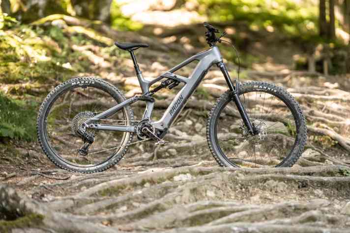 For around 6000 euros, the Radon Deft 9.0 is an E-Enduro with a carbon main frame, Bosch drive and above-average equipment.