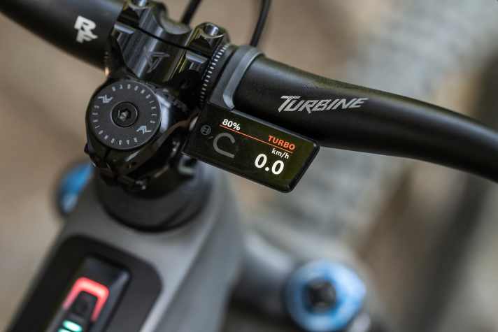 Radon equips the Deft with the Purion 400 display. This offers a lot of information and sits compactly behind the handlebars. The bike is also already prepared for the new Kiox-400-C in the top tube.