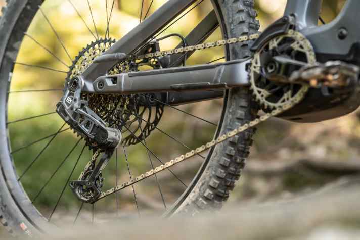 Sram's electronic GX Transmission shifts gears without a grumble, even under load. An absolute rarity in this price range.