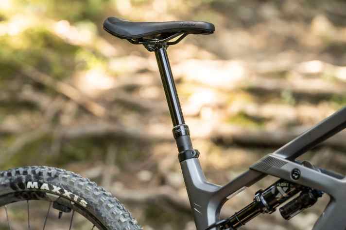 At 170 mm, the telescopic seatpost does not offer too much adjustment travel.