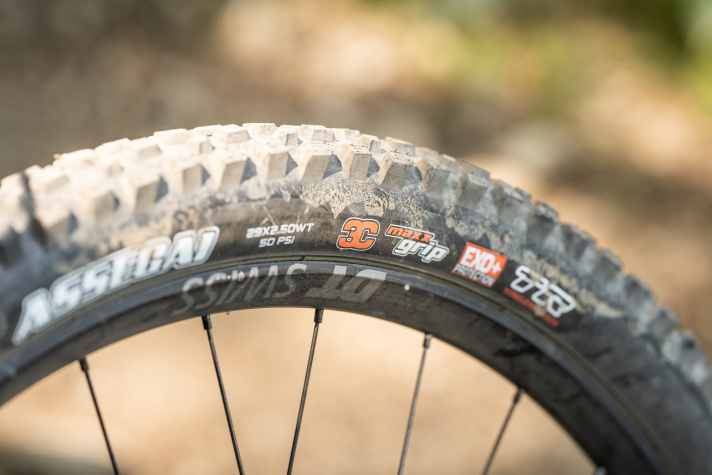 MaxxGrip: Hier ist der Name Programm. Das weiche Gummi der Assegai-Reifen von Maxxis gibt viel Traktion und damit Sicherheit.