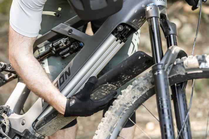 Der Bosch Powertube 800 ist im Radon Deft 9.0 schnell entnehmbar verbaut. Das Schloss sitzt versteckt unter dem Akku-Cover.