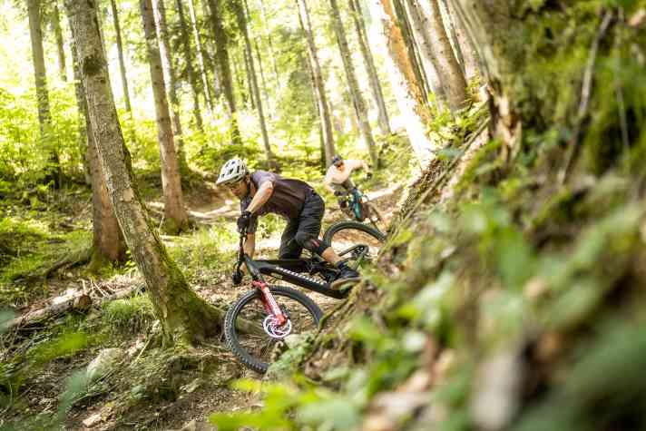 Entspannt über den Trail cruisen: Die angenehme Fahrposition und das fluffige Fahrwerk geben viel Kontrolle und Sicherheit.