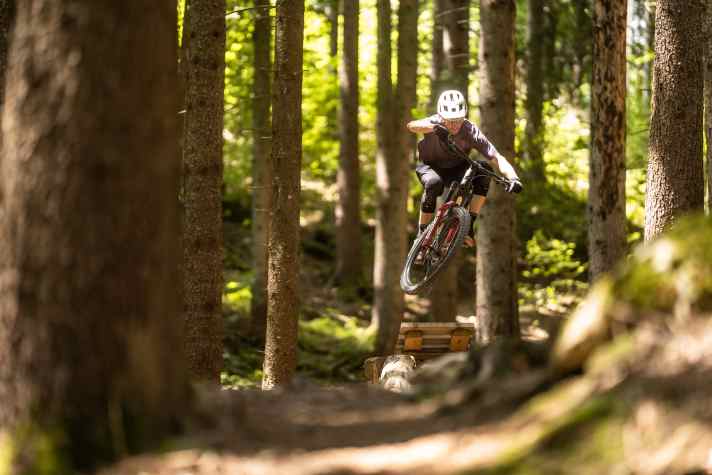Small hop or big stunt? The Propain Ekano 2 CF can handle bigger impacts with ease - without looking clumsy or unwieldy. A great bike park buddy!