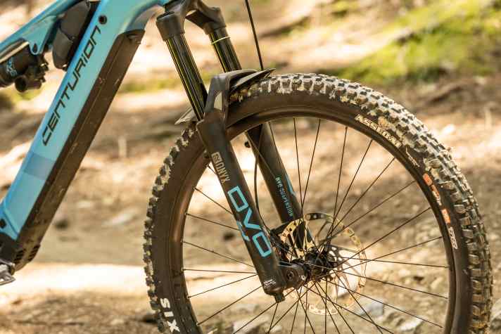 The suspension elements from DVO are otherwise rarely found on standard bikes. In the test, the fork and damper were thoroughly convincing.
