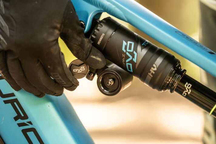 Der DVO-Dämpfer hat eine zweite Luftkammer. Über die sogenannte Bladder wird die Kennlinie beeinflusst. Mehr Luft bedeutet mehr Gegenhalt.