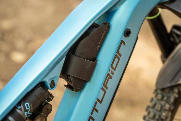 A practical feature is the tool bag on the down tube. This protects the spare tube and mini-tool from mud.
