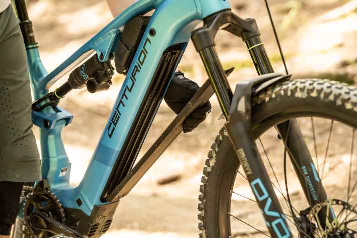 Unter dem Cover steckt der große Powertube 800 von Bosch. Mit einem Schlüssel kann er einfach herausgeklappt werden.