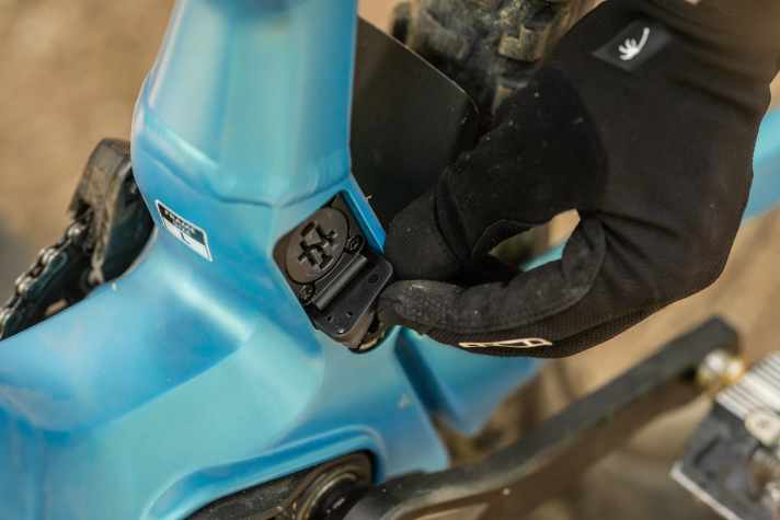 To connect the optional range extender (250 Wh), the cover of the charging port can be pushed in securely.