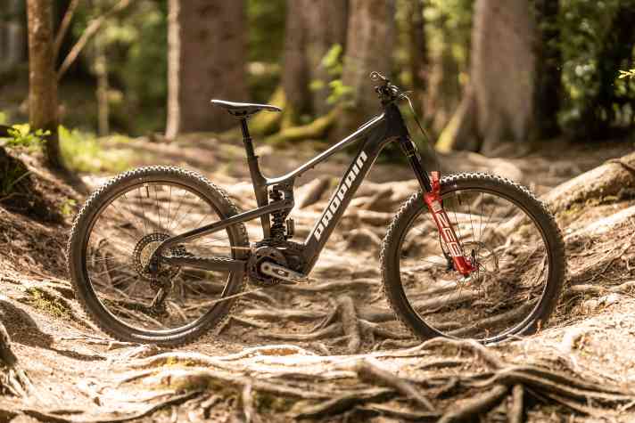 Ist das noch Enduro? Das Propain Ekano 2 CF kommt mit 180/170 mm Federweg.