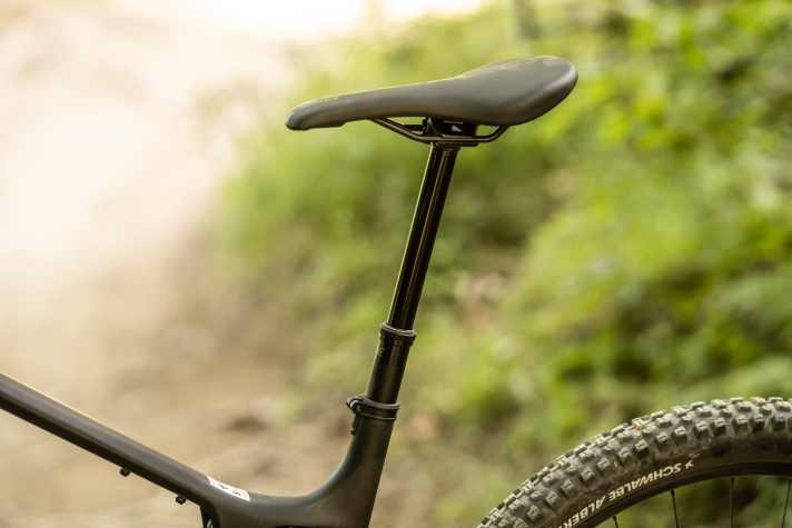 The dropper post on our test bike delivers 180 mm of travel. Although the adjustment travel can be freely selected in the configurator, most riders won't be able to do much more on the L-frame due to the longer seat tube.