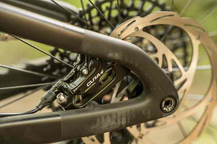 The Formula Cura grips well, but was annoying on our test bike with rattling brake pads. Otherwise, the bike is super quiet downhill!