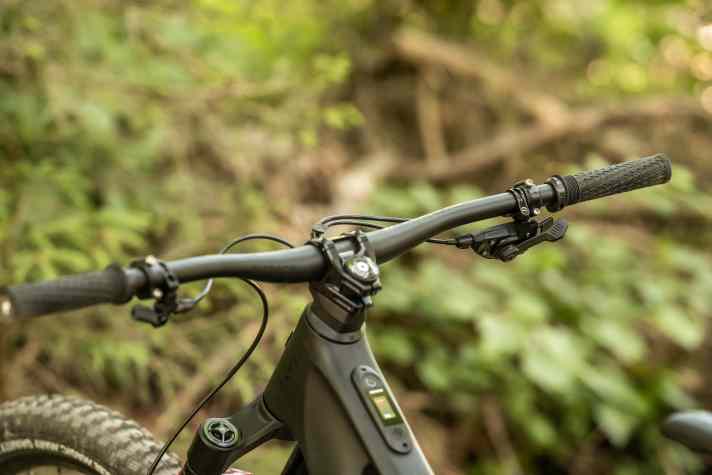 Clean cockpit: Our test bike comes without a remote for the motor. The two modes are changed on the display. A Sram AXS remote can be added in the configurator, but this only makes sense with an (expensive) AXS wireless seatpost.